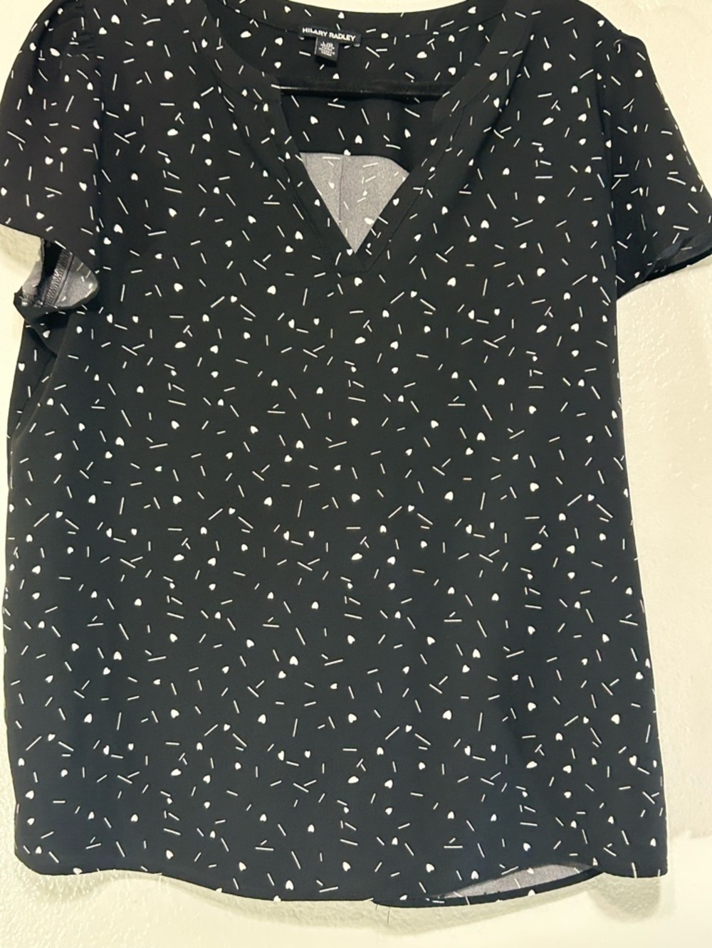 Hilary Radley Black & White Print Blouse Size Large Lightweight V-Neck T